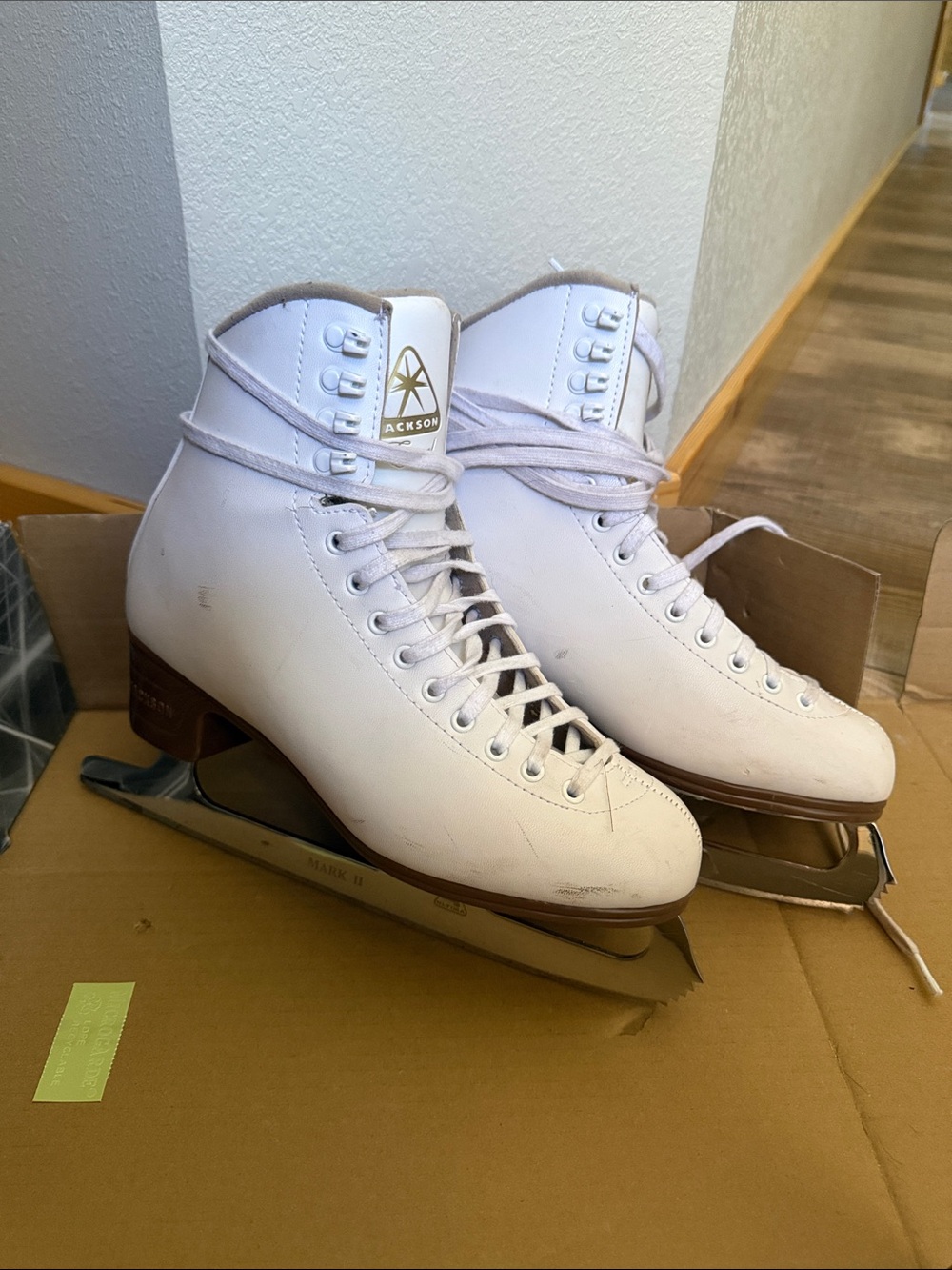 JACKSON Women's White Leather Figure Ice Skates